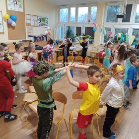 Zabawa karnawałowa w klasie 1a