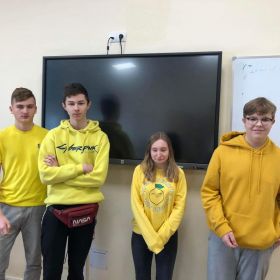 Dzień w różowych i żółtych kolorach ubrań w SP28