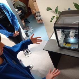 Klasy starsze poznają zasadę działania drukarki 3D