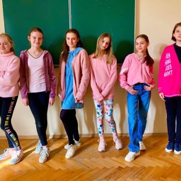 Dzień w różowych i żółtych kolorach ubrań w SP28